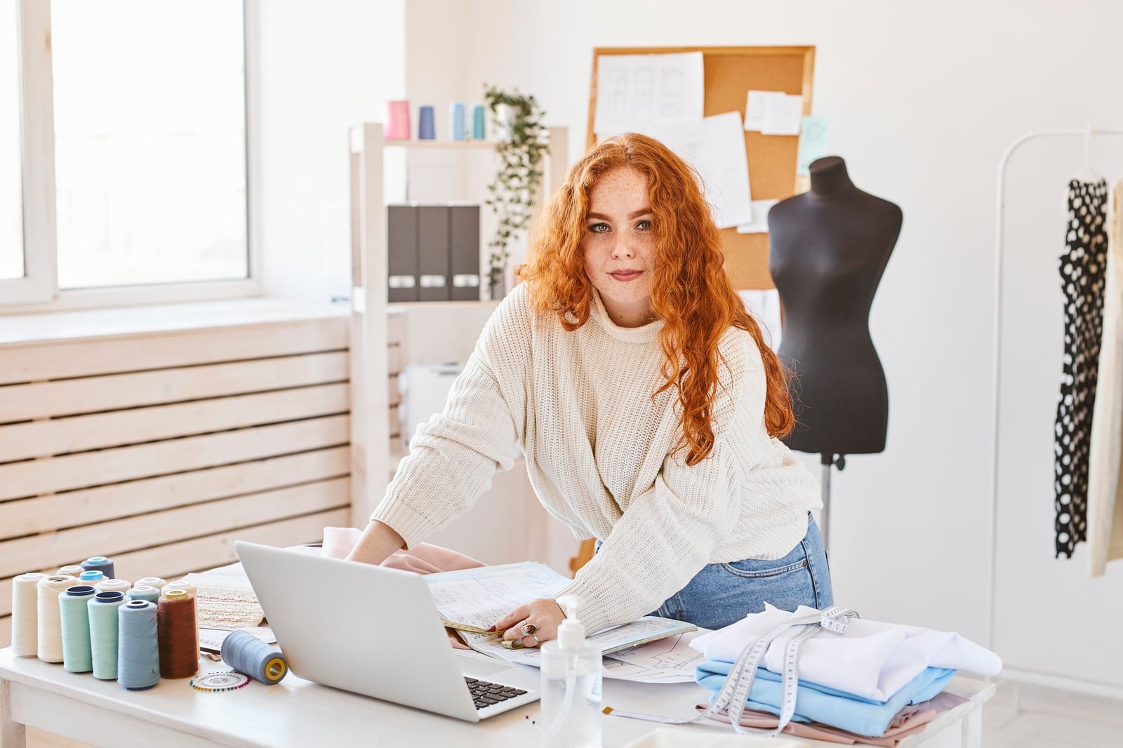 Designerin bei der Arbeit im Atelier